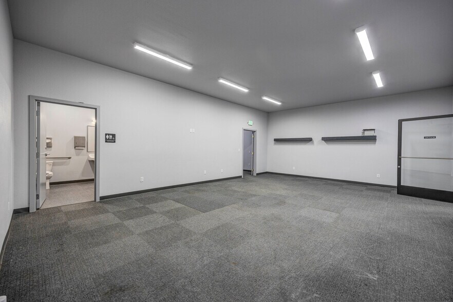 More Photos Of 323 6th St, Umatilla Industrial For Lease