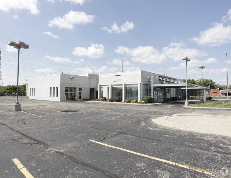 Primary Photo Of 500 S Green Bay Rd, Waukegan Auto Dealership For Sale