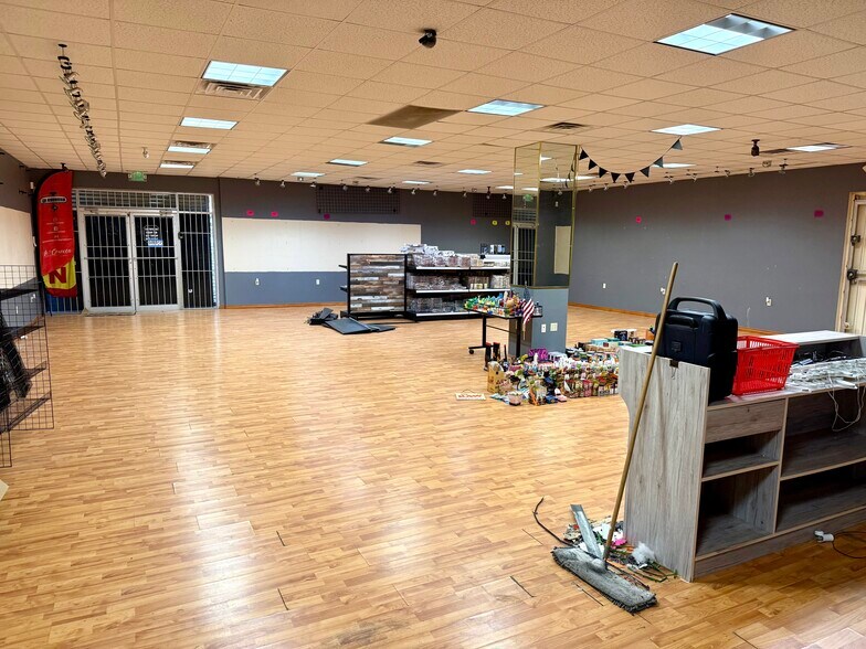 More Photos Of 5607 Kenwick St, San Antonio Showroom For Lease