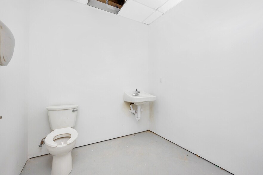 More Photos Of 1080 New York Ave, Huntington Station Apartments For Lease