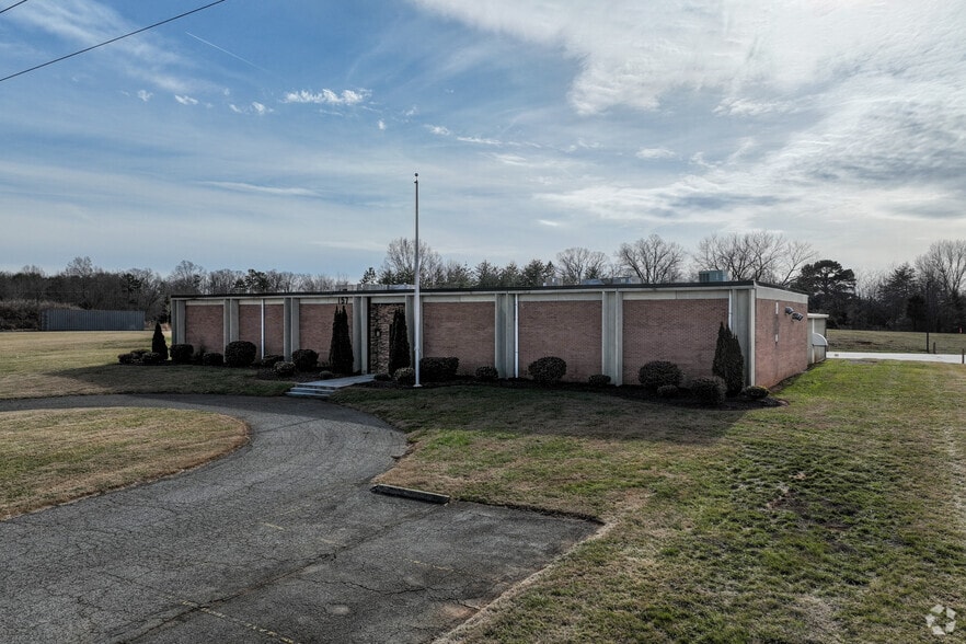 Primary Photo Of 157 Industrial Dr, King Warehouse For Lease