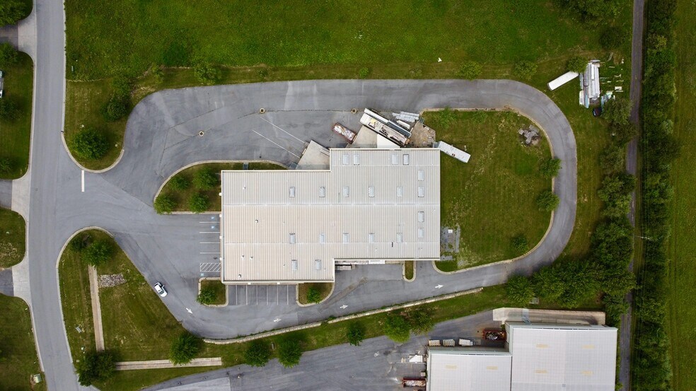 More Photos Of 1326 Progress Dr, Front Royal Flex For Sale