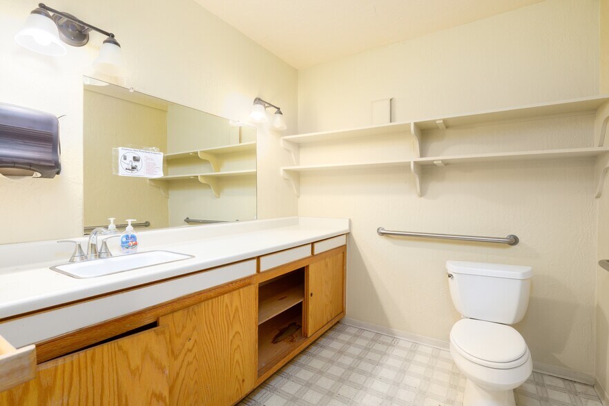 More Photos Of 132-134 Matheson St, Healdsburg Storefront For Sale