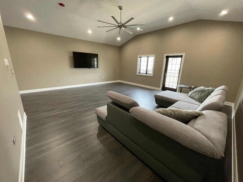 More Photos Of 2220 Ferry Rd, Naperville Showroom For Sale