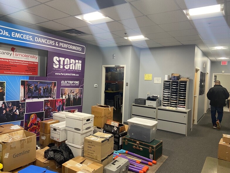 More Photos Of 160-180 Lexington Dr, Buffalo Grove Light Distribution For Lease
