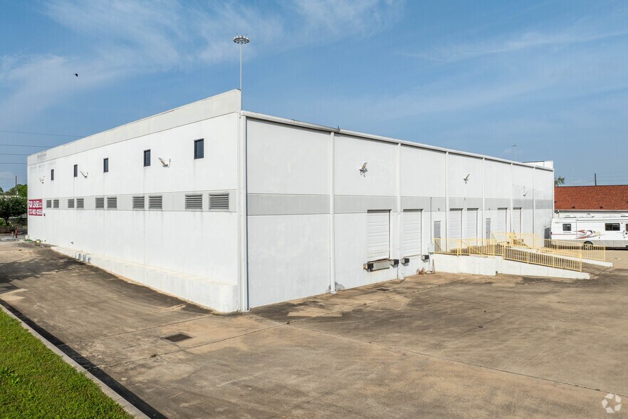 More Photos Of 11820 S Sam Houston Pkwy W, Houston Warehouse For Sale