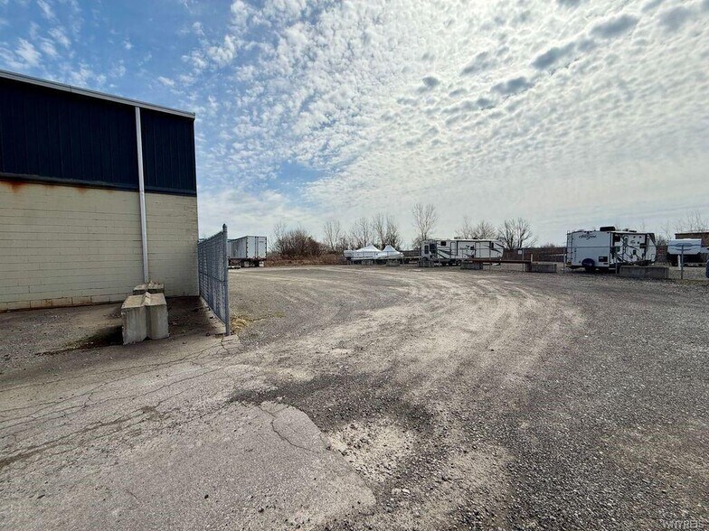 More Photos Of 8555 Packard Rd, Niagara Falls Warehouse For Lease