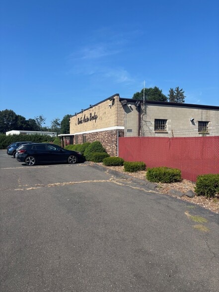 More Photos Of 390 New State Rd, Manchester Auto Repair For Sale