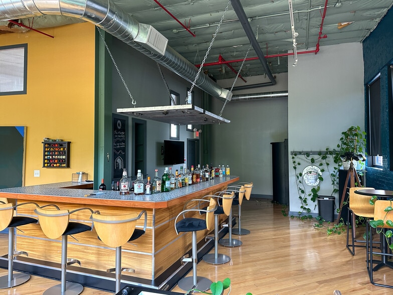 More Photos Of 2145 Central Pky, Cincinnati Flex For Sale