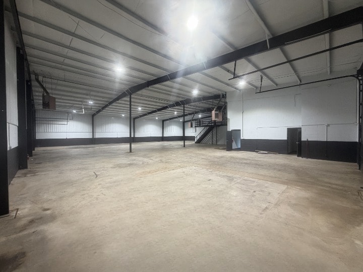 More Photos Of 1401 Fotler St, Springfield Warehouse For Lease