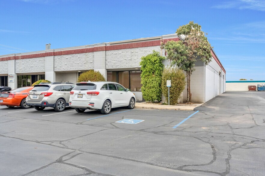 More Photos Of 2727 N Grove Industrial Dr, Fresno Warehouse For Sale