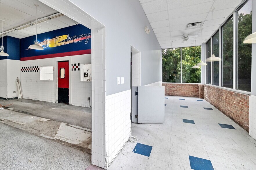 More Photos Of 510 Glade st, Glade Spring Supermarket For Sale