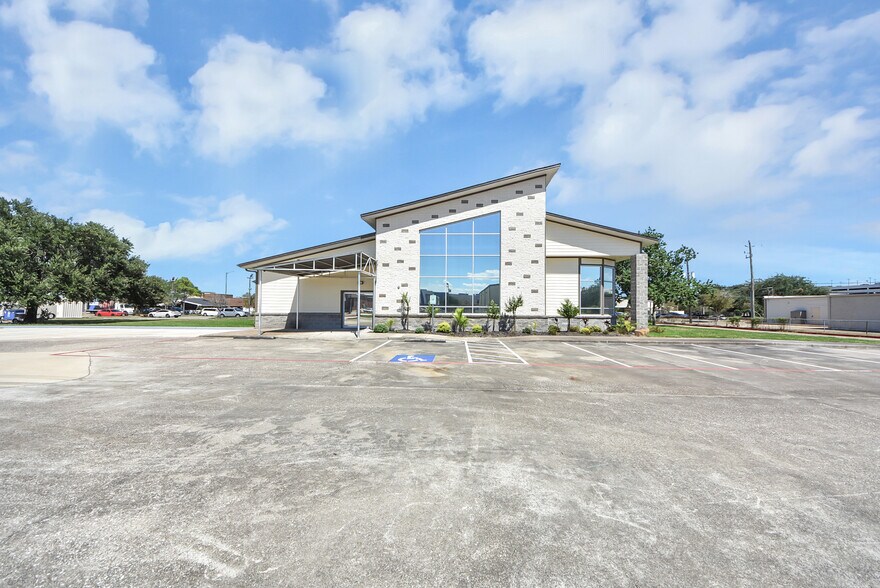 More Photos Of 1563 Live Oak St, Webster Office For Sale