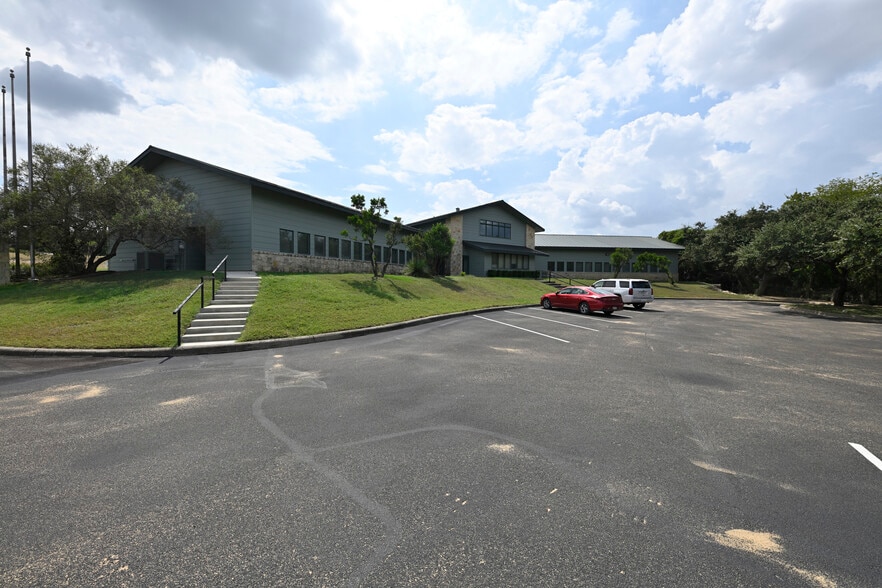 More Photos Of 116 Kestrel Dr, Spring Branch Loft Creative Space For Lease