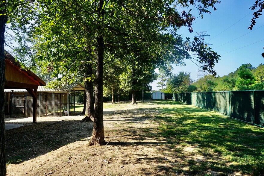 More Photos Of 4015 Fawnbrooke Dr, Indian Trail Veterinarian Kennel For Sale