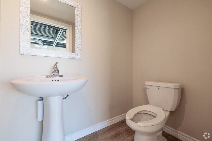 More Photos Of 585 Hanlon Creek Blvd, Guelph Showroom For Lease