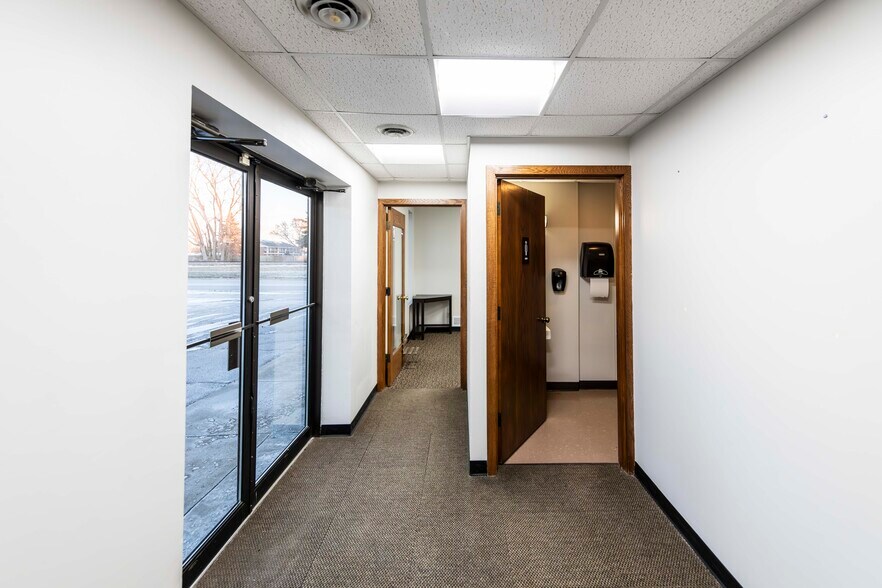 More Photos Of 1119 N 42nd St, Grand Forks Office For Lease