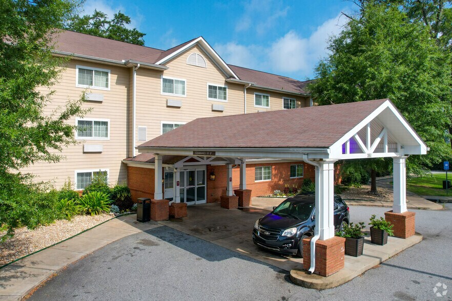Primary Photo Of 3662 Victory Dr, Columbus Hotel For Sale