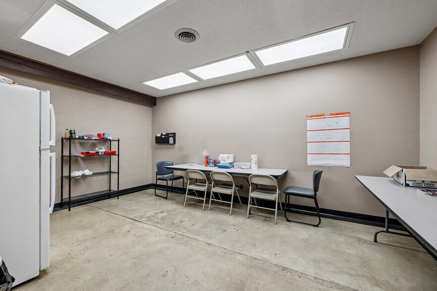 More Photos Of 2860 Industrial Park Rd, Iowa City Warehouse For Sale