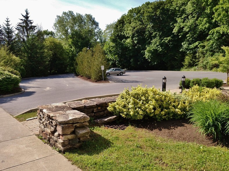 More Photos Of 96 Depot St, Manchester Center Freestanding For Lease