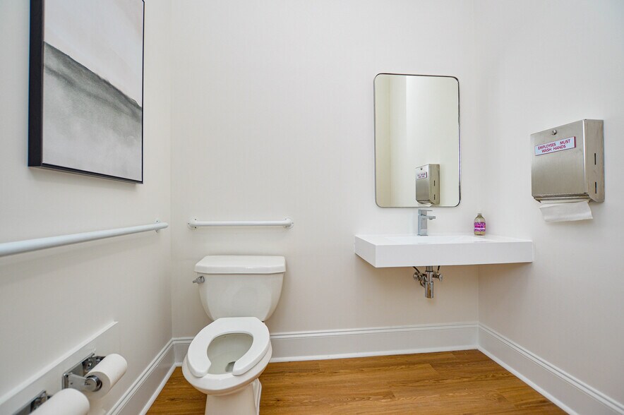 More Photos Of 21000 Torrence Chapel Rd, Cornelius Office Residential For Lease