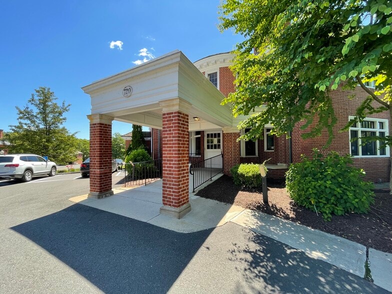 More Photos Of 720 Hopmeadow St, Simsbury Medical For Sale