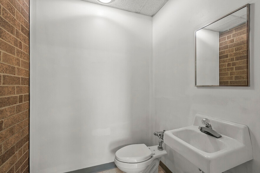 More Photos Of 1908 Nuggett Rd, High Point Warehouse For Lease