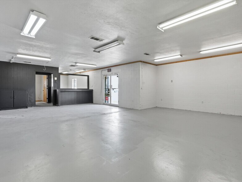 More Photos Of 4208 Benbrook Hwy, Fort Worth Office For Sale