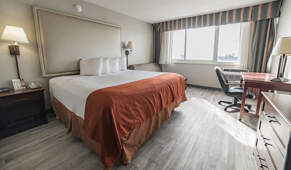 More Photos Of 325 Main St, Keokuk Hotel For Sale
