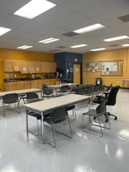 More Photos Of 12601 Corporate Lakes Dr, Fort Myers Flex For Lease
