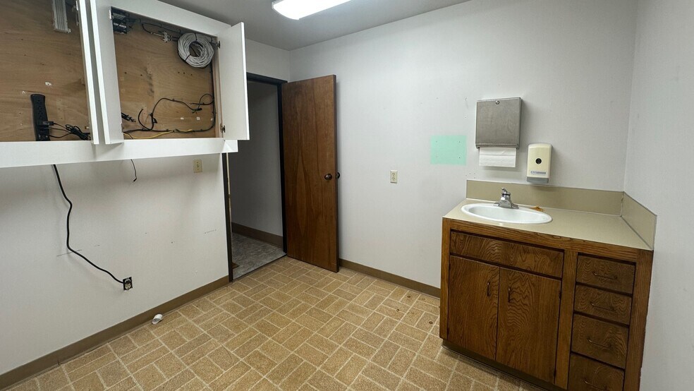 More Photos Of 1106 Douglas St, Longview Medical For Lease