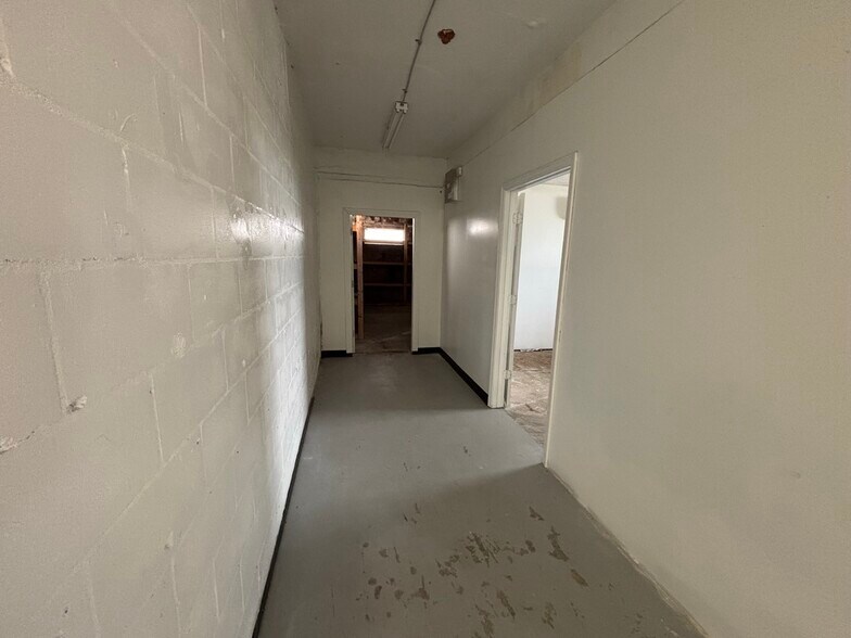 More Photos Of 1221 Court St, Clearwater Warehouse For Lease