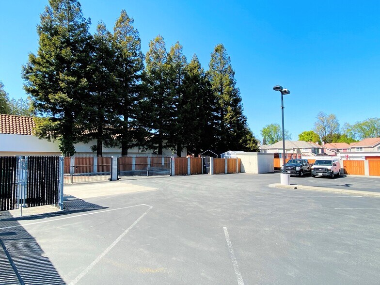 More Photos Of 12333 Saratoga Sunnyvale Rd, Saratoga Storefront Retail Office For Lease