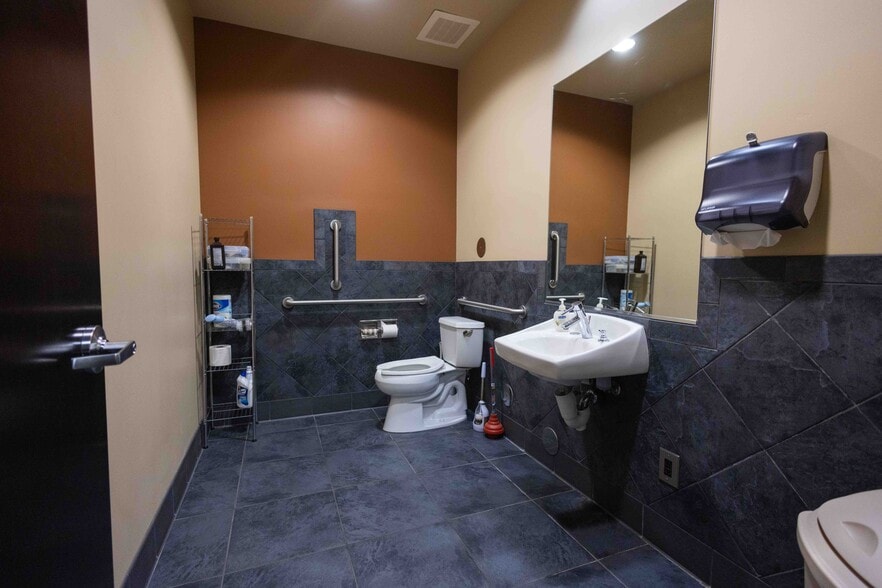 More Photos Of 2222 W Parkside Ln, Phoenix Light Manufacturing For Sale