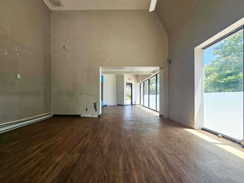 More Photos Of 2 Main St, Sag Harbor Storefront For Lease