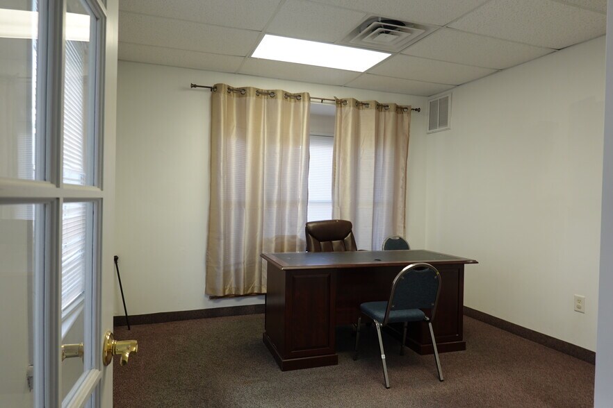 More Photos Of 100 Bridge St, Hampton Office For Lease