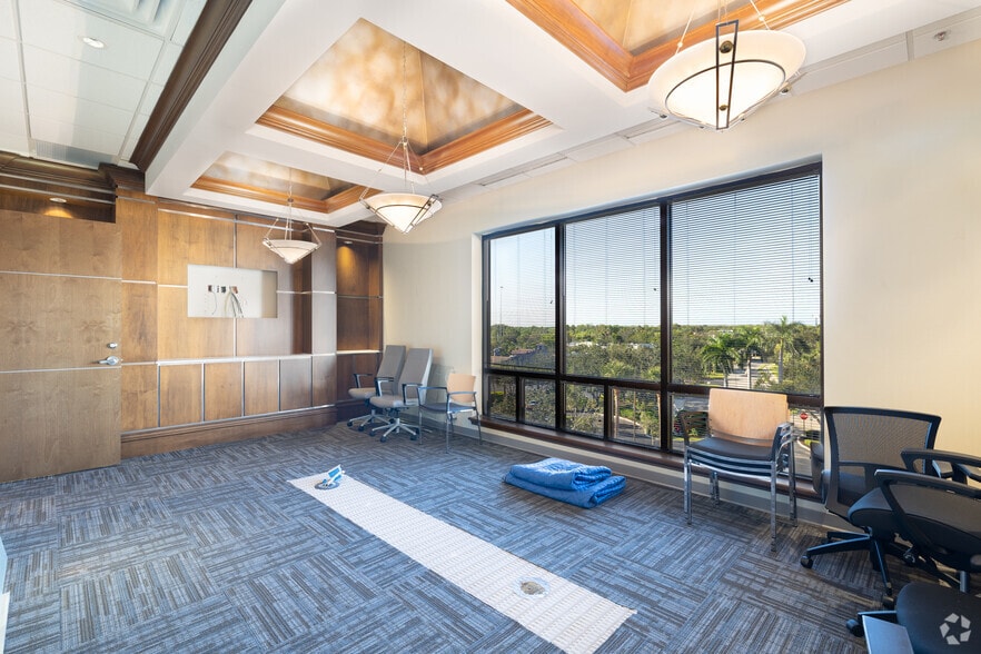 More Photos Of 9530 Marketplace Rd, Fort Myers Office For Lease