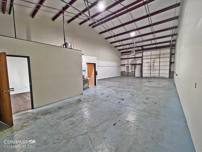 More Photos Of 20650 High Desert Ln, Bend Warehouse For Lease