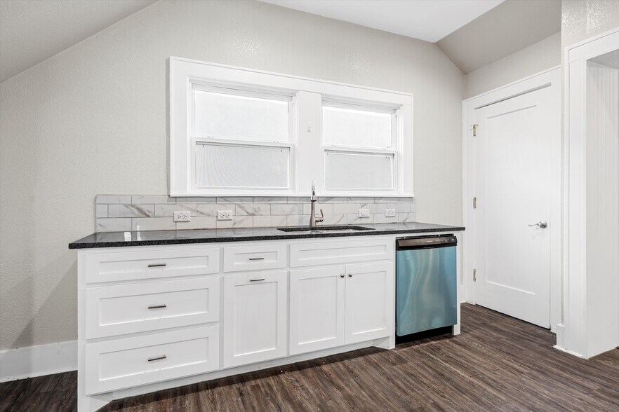 More Photos Of 1314 N 15th St, Waco General Retail For Sale