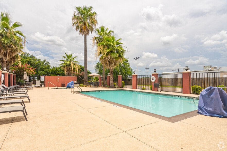 More Photos Of 8620 Airport Blvd, Houston Hotel For Sale