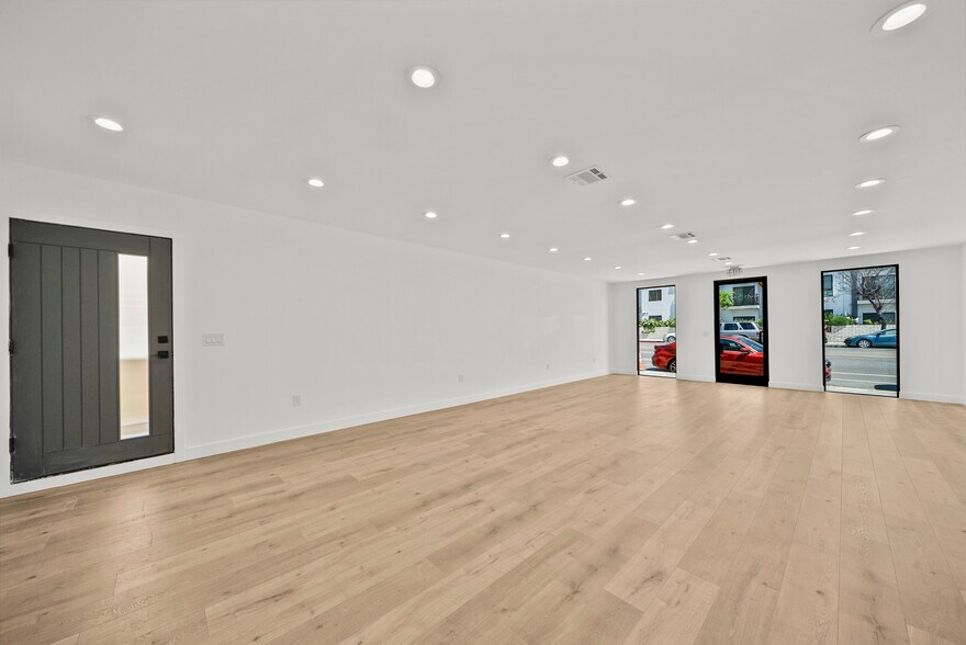 More Photos Of 11488 Burbank Blvd, North Hollywood Flex For Sale