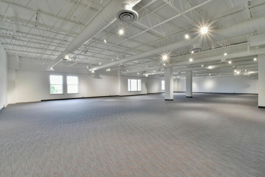 More Photos Of 2400 E Devon Ave, Des Plaines Loft Creative Space For Lease