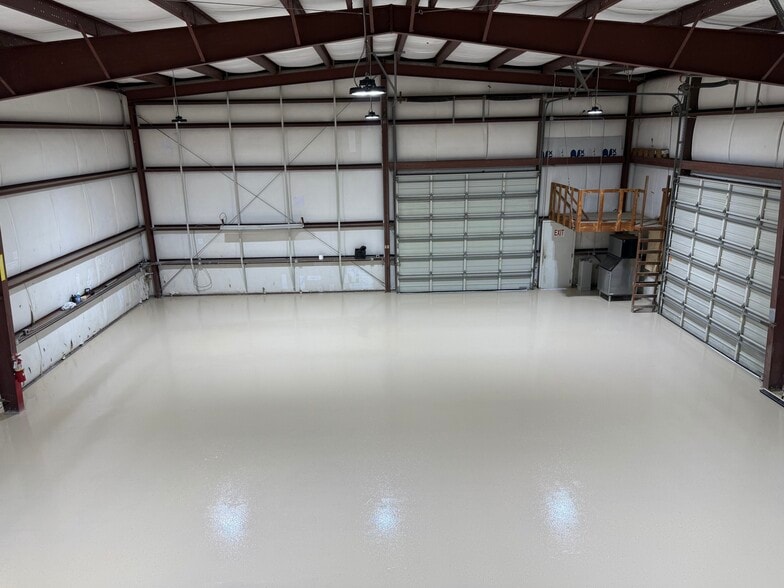 More Photos Of 304 Meadow Ln, Kemah Warehouse For Lease