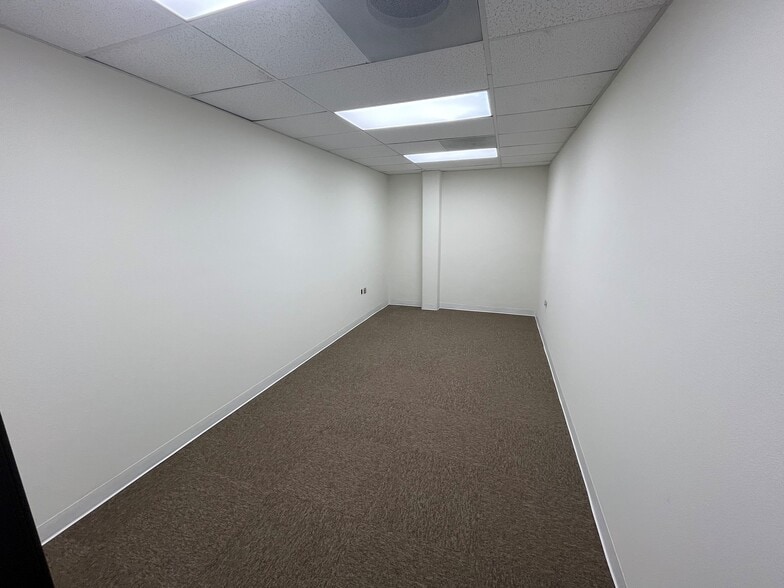 More Photos Of 7946 Alabama Ave, Canoga Park Service For Lease