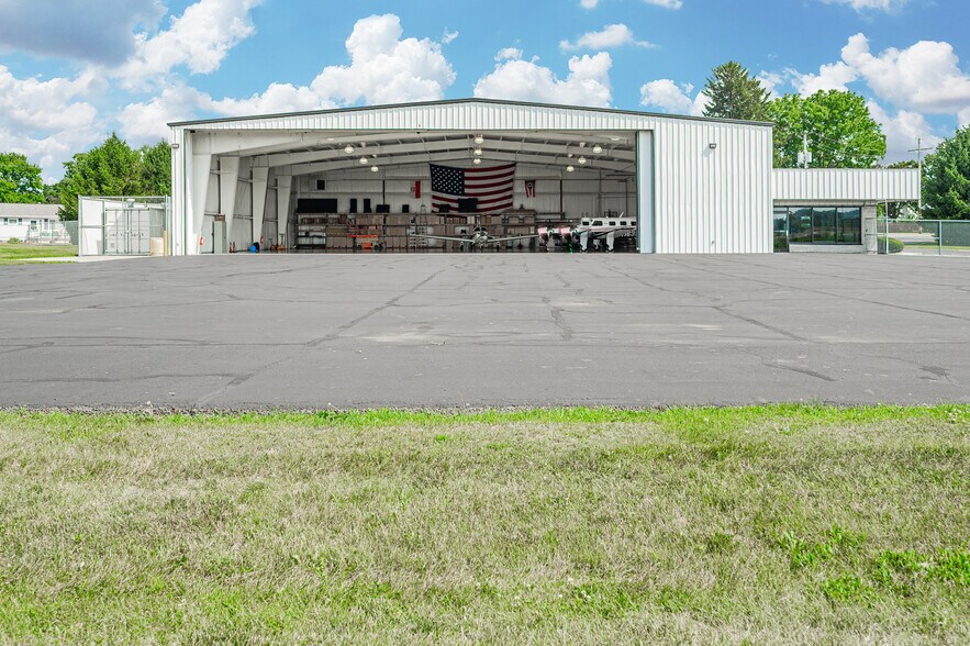 More Photos Of 300 Heath Rd, Heath Airplane Hangar For Sale