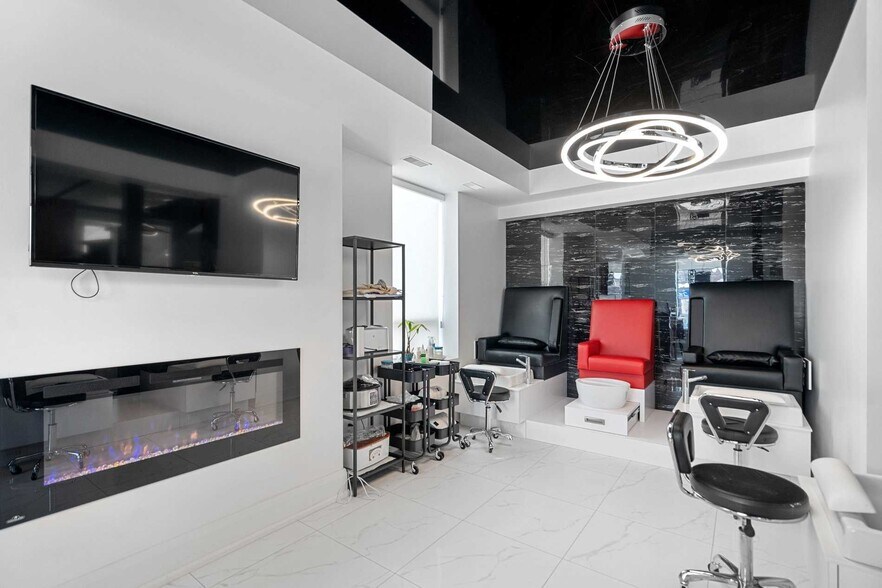 More Photos Of 62 Queen St S, Mississauga Freestanding For Lease