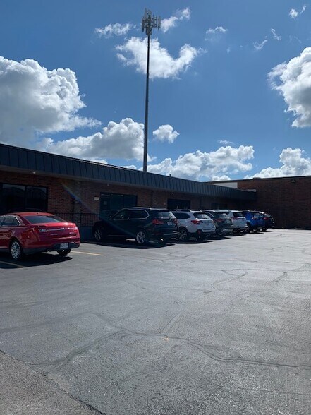 More Photos Of 1907-1913 S Stewart Ave, Springfield Office For Lease