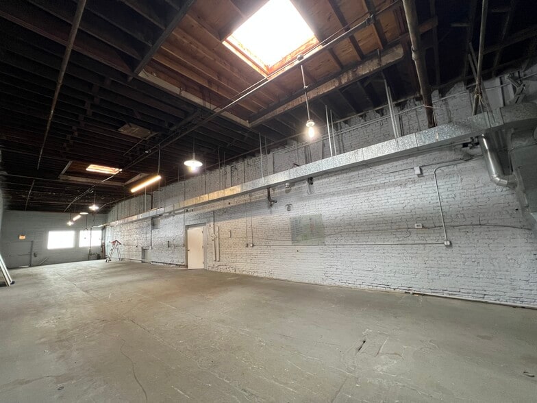 More Photos Of 4244 N Elston Ave, Chicago Warehouse For Lease