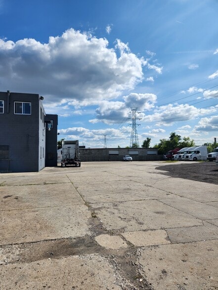 More Photos Of 13507 Auburn St, Detroit Truck Terminal For Lease