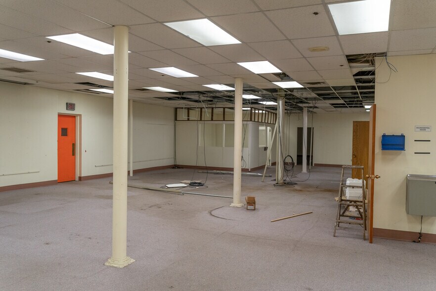 More Photos Of 1575 Lake St, Elmira Manufacturing For Lease
